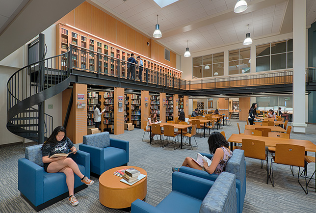 The design team added a new mezzanine level with a spiral staircase which doubles as a gallery space to display the school’s 125-year-old journalism archives and rare books collections.