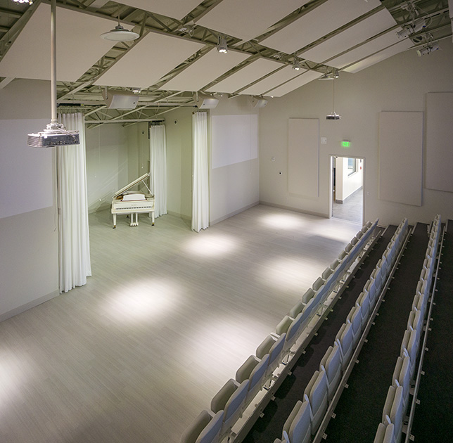 White box theaters are great for experimental theater and arts performances, as well as school assemblies or meetings. 